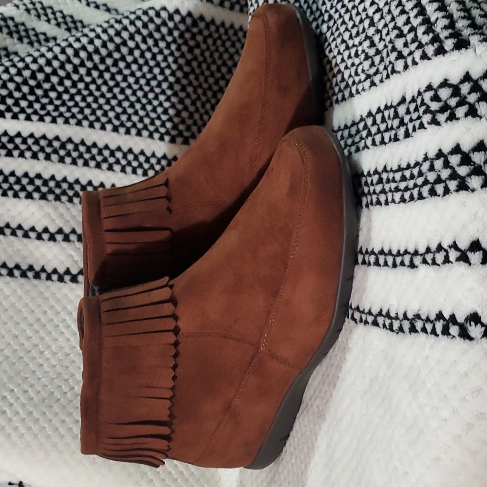 NWOT brown ankle boots